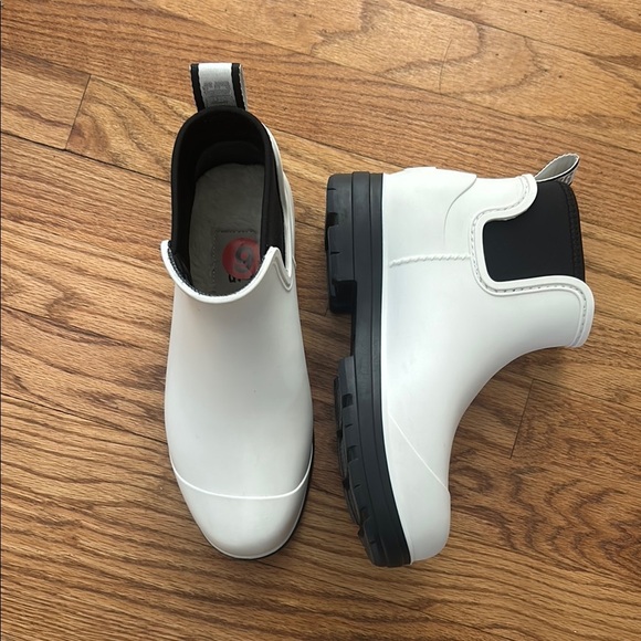 Women’s NWT Ugg Droplet White Rainboot - Picture 1 of 9